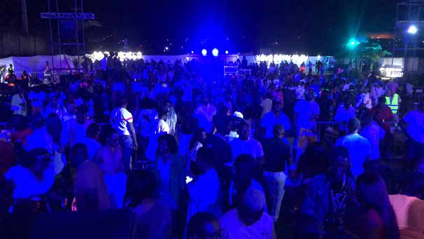 Multidão num evento noturno produzido pela SA Francisco